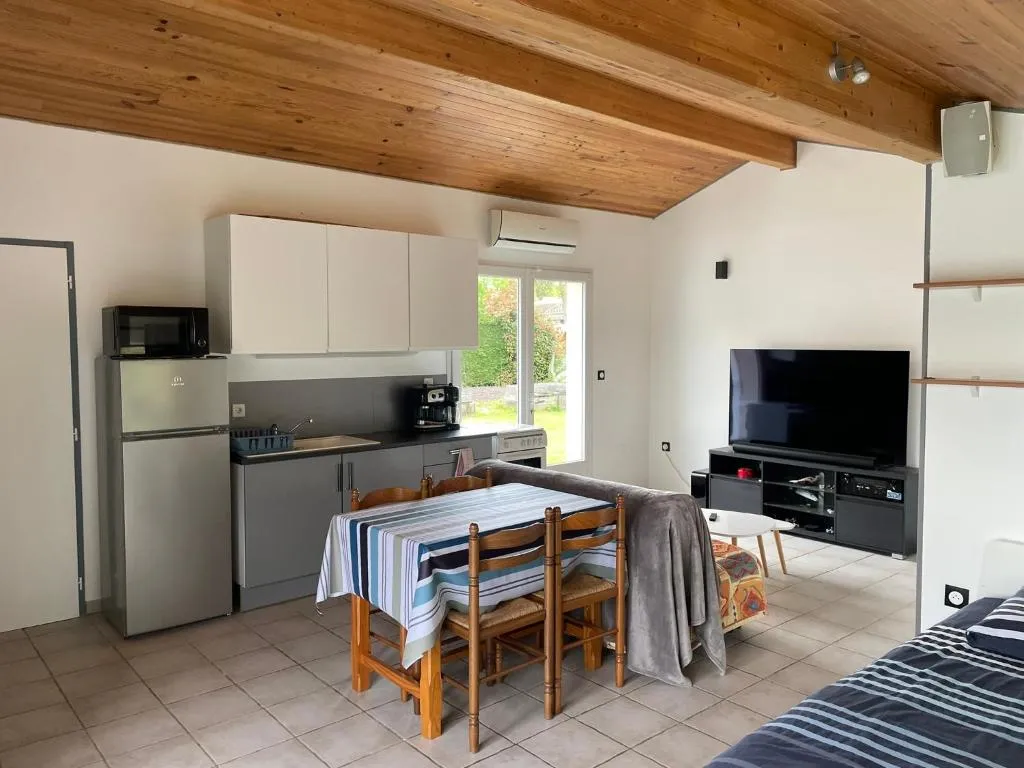 Studio du Bonheur, hotel in Azur