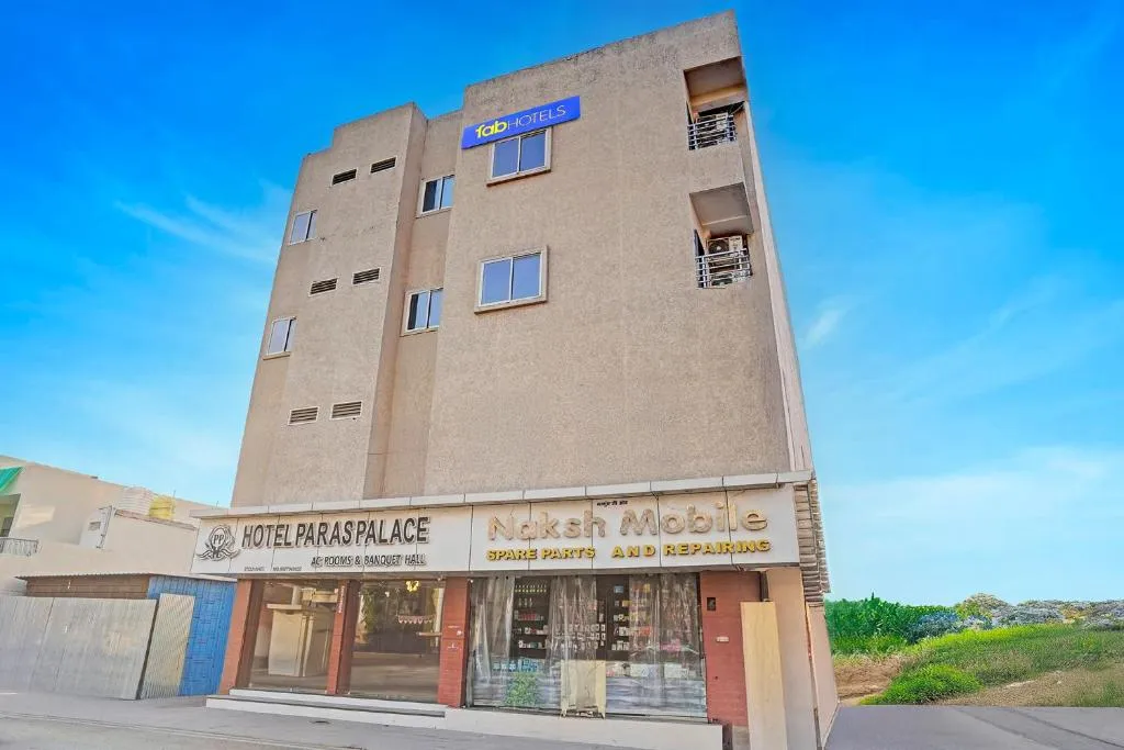 FabHotel Paras Palace - Bairagarh , Near Sant Hirdaram Nagar railway station, hotel v destinaci Bhópál