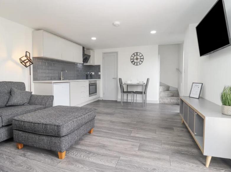 The View - Private Car Park with CCTV - Fast WiFi - Peaceful Retreat with Views for Business or Couples, Nuneaton