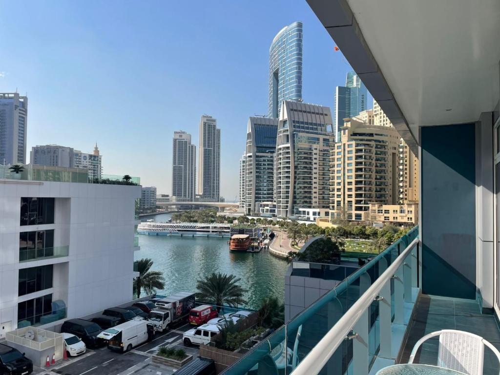 Bright 1BR with Marina Views - Orra Marina - Allsopp & Allsopp, Dubaï
