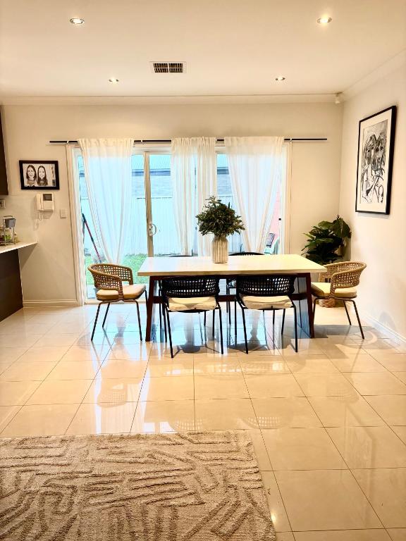 Private, Central, Sunny Guest Room in Welcoming Home, Campbelltown