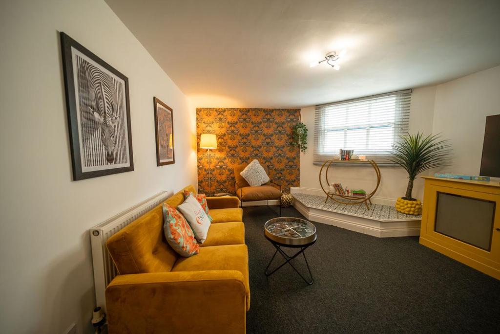 Cotswolds, 2Bed 1 Bath Historic Flat, Very Central, Cirencester