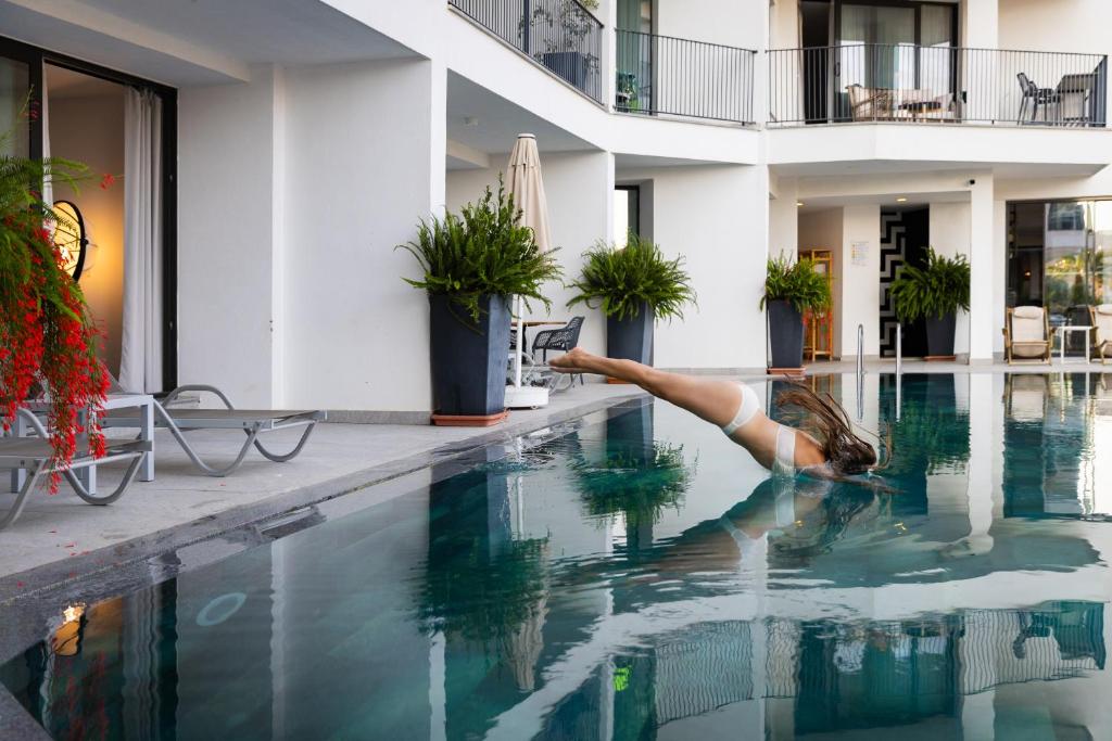 スイミングプール