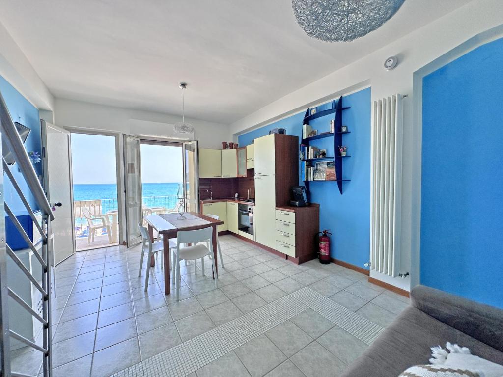 804 - Posizione unica! Bilocale fronte mare in centro a Marcelli, con posto auto privato - SPIAGGIA INCLUSA - 2