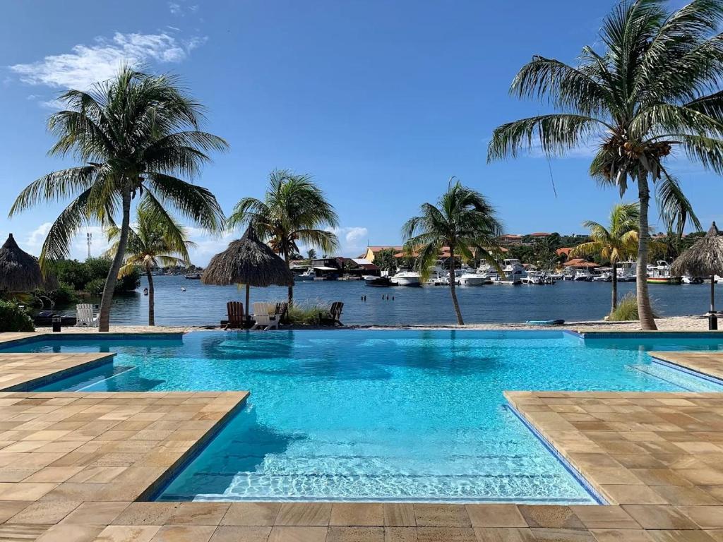 Villa Devries C3, Jan Thiel, Private Beach front, Pool, Willemstad