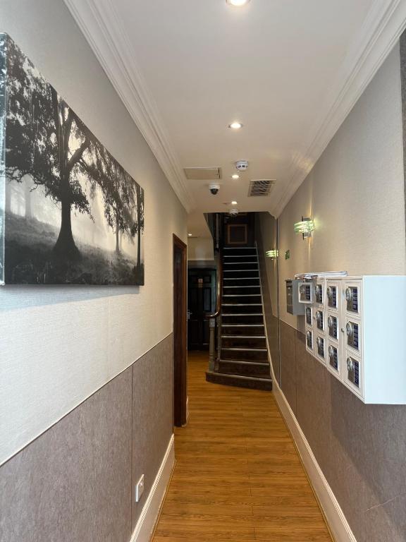 ไฮด์ พาร์ค สวีทส์ (Hyde Park Suites)