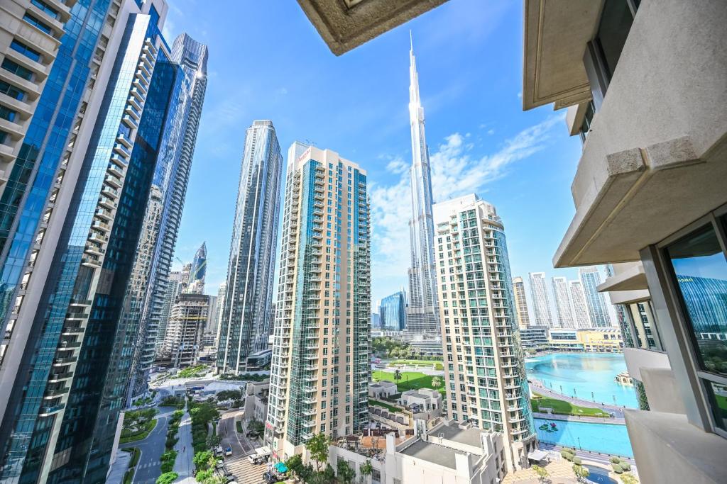 LUX 2BR Burj & Fountain View Steps from Dubai Mall, Dubaj