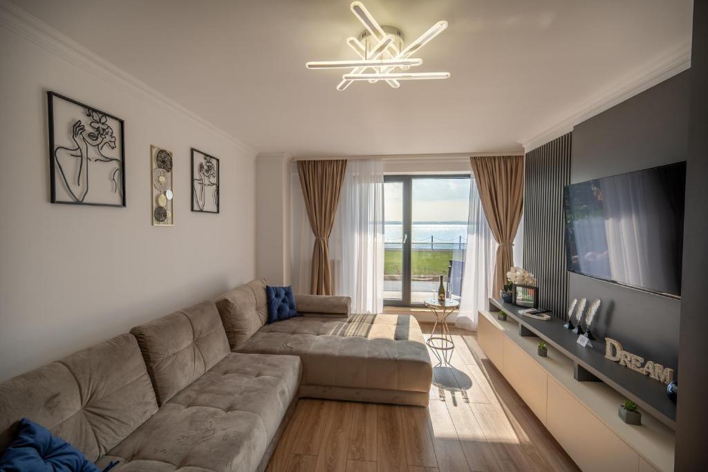 Nest By The Lake, Mamaia