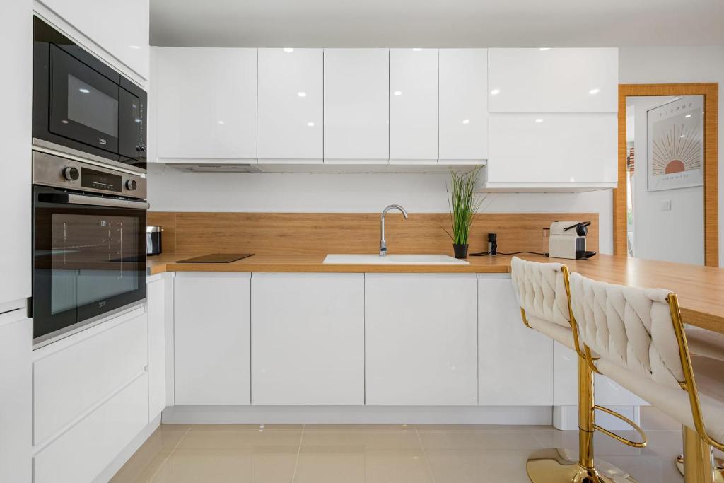 Ô Soleil Bright Apartment with Terrace and Private Parking - 2