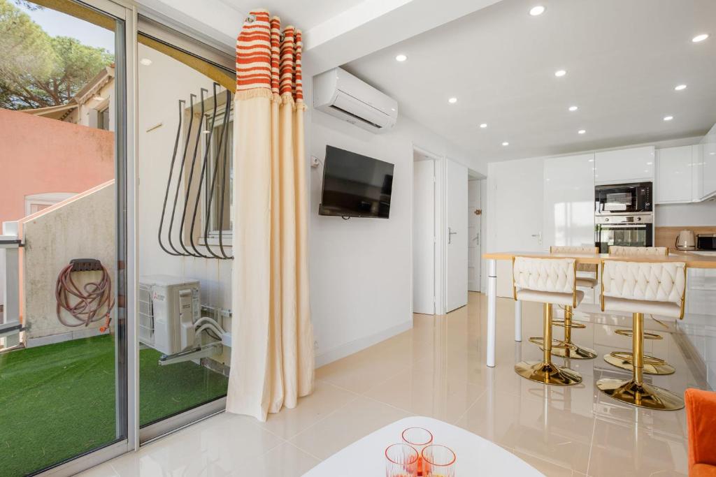 Ô Soleil Bright Apartment with Terrace and Private Parking - 5