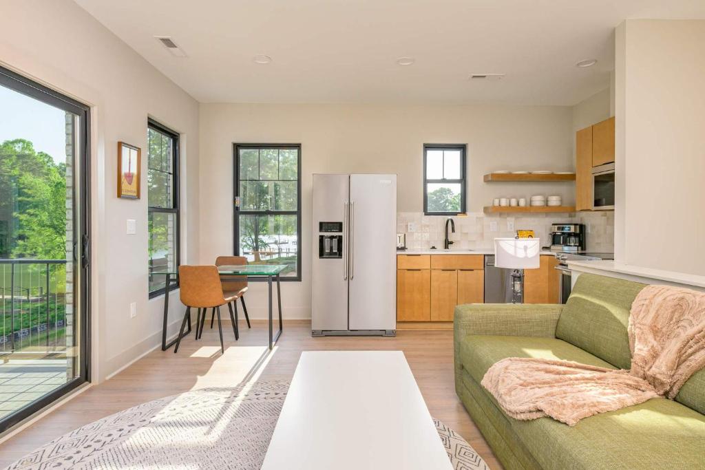 Energetic Lakeview Loft, Mooresville