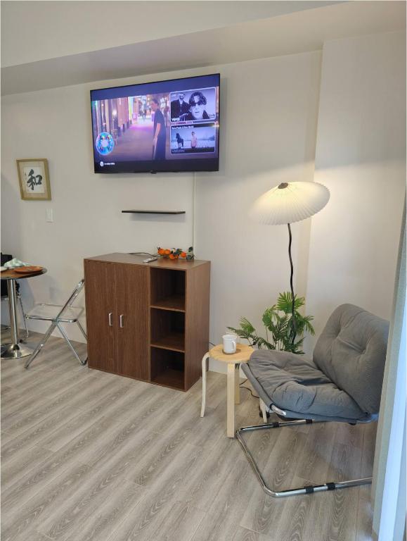 Lay Cozy Mactan with pool, gym and free WiFi just 5 mins near Airport, Pusok