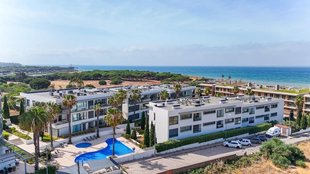 Beach 1Min! & Pool - Private Parking, AC & WiFi, Quarteira