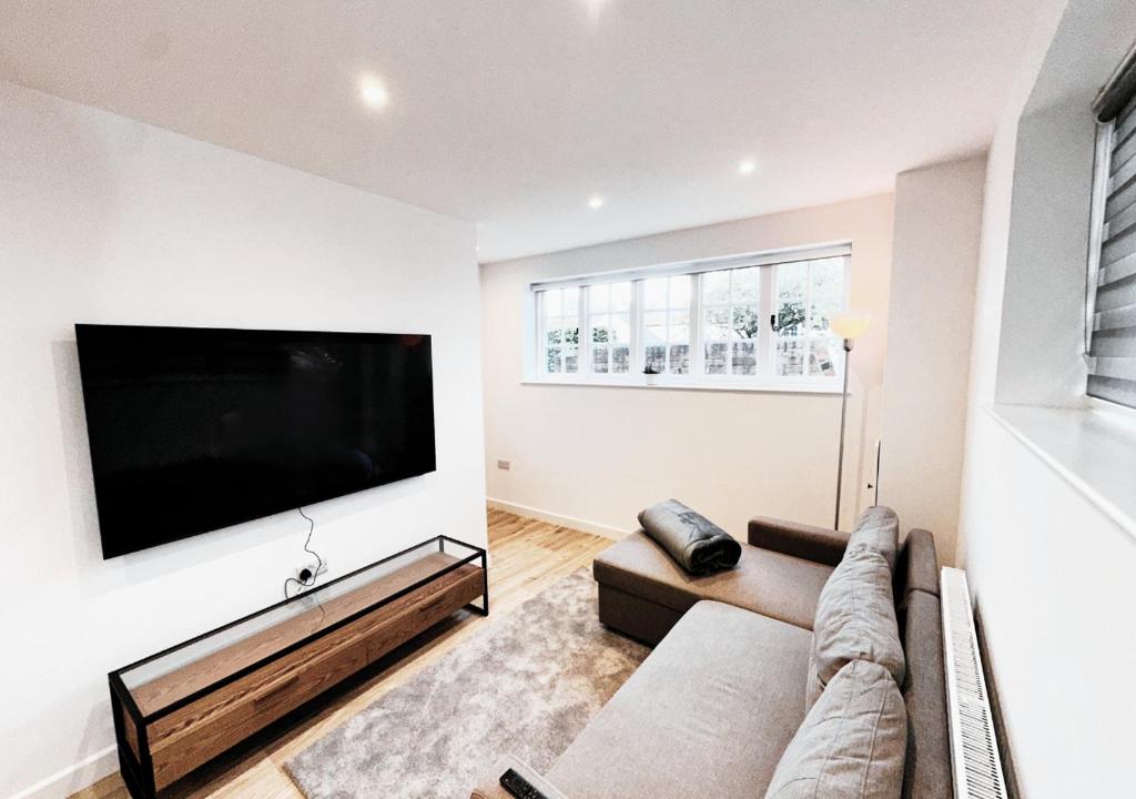 Cosy & Luxury 2BR Flat in Calverton, Calverton