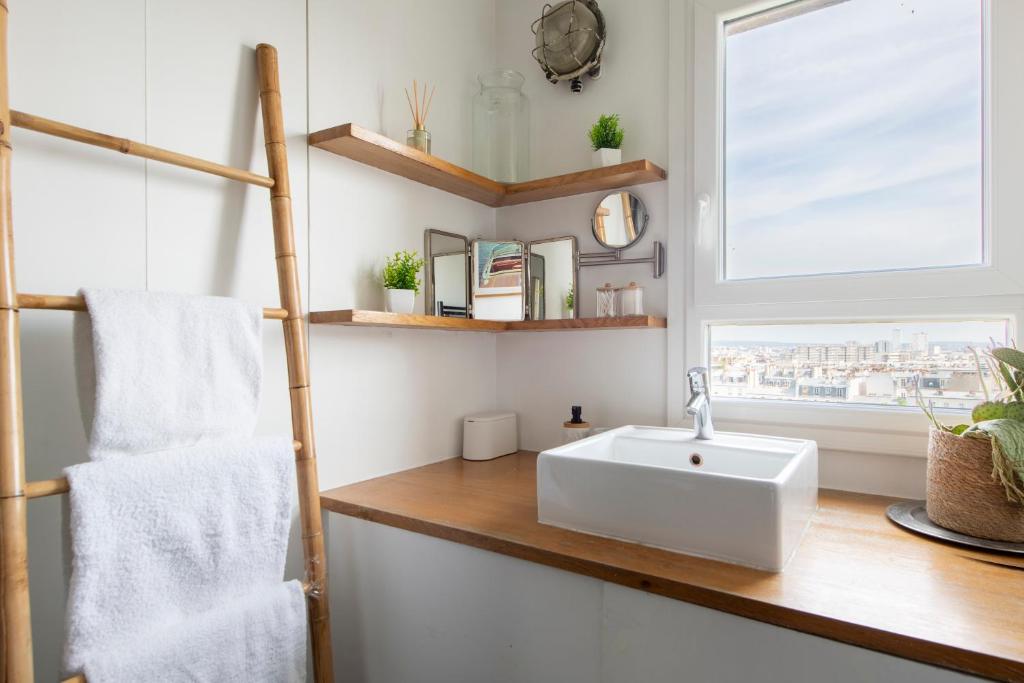Spacious Montmartre Apartment - Sacré-Cœur View & Balcony - 5