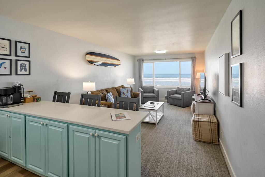 Oceanfront Suite - Upper Floor, Lincoln City