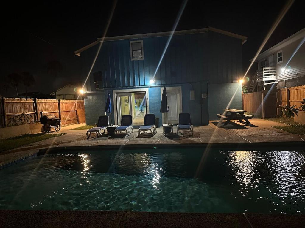 Neto's Nest, steps to beach, pool, sleeps 12 plus, South Padre Island