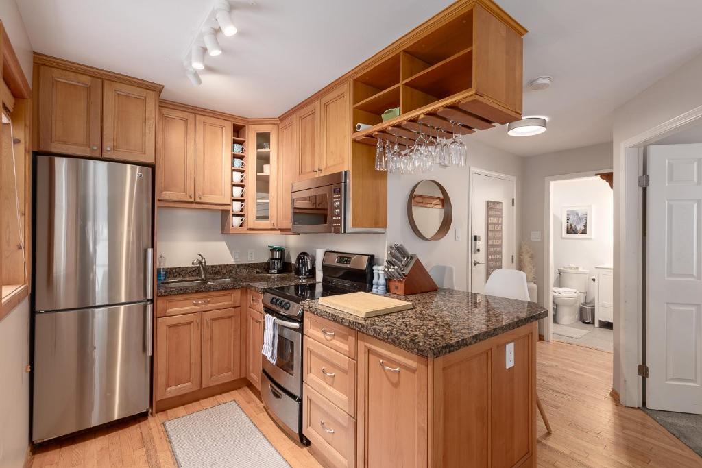 1BR Powderview - Creekside Bright and Cozy Private Bike/Ski Storage Free Parking, Whistler