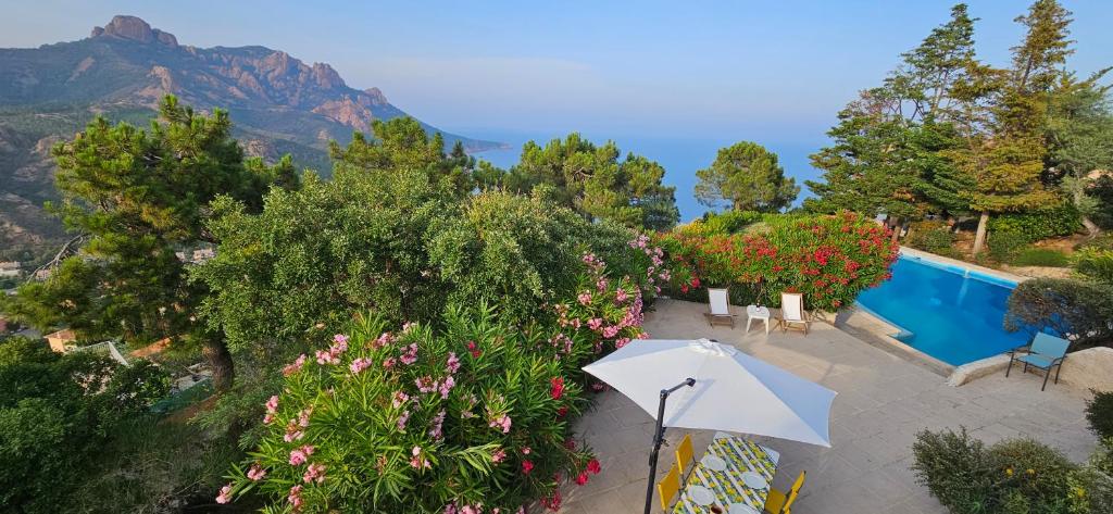 Vue mer-montagne avec vaste piscine privée - 1