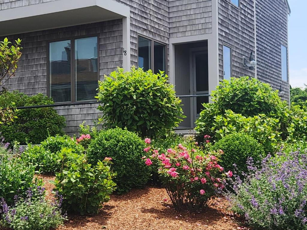 Spacious Oceanfront 3BR Condo with Private Beach in Ideal Hyannis Location, Barnstable