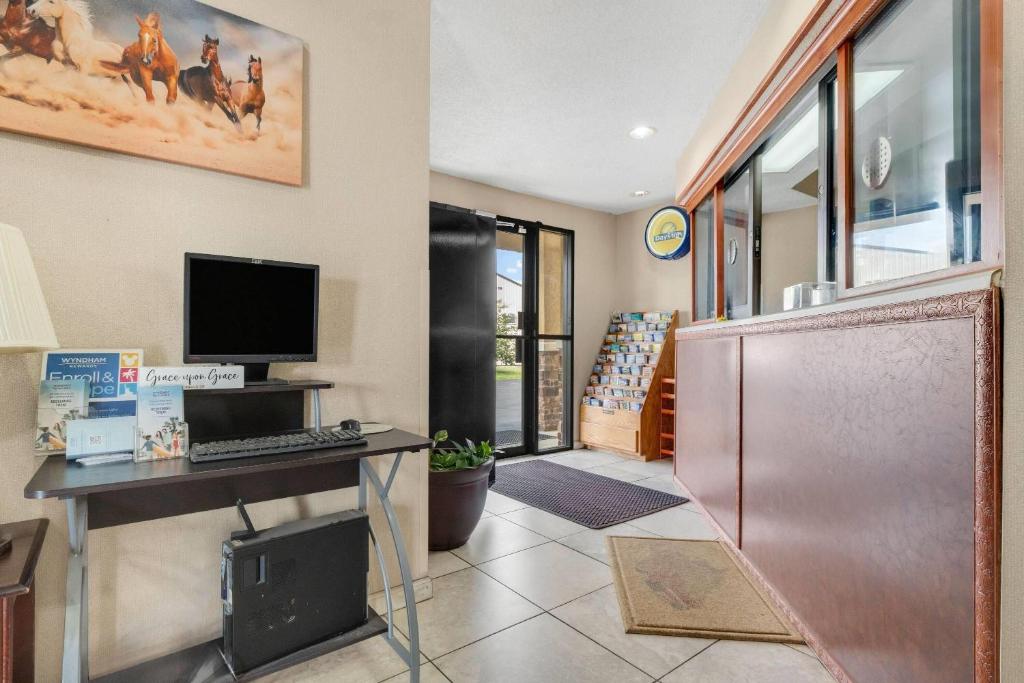 Days Inn by Wyndham Fort Wayne, Fort Wayne