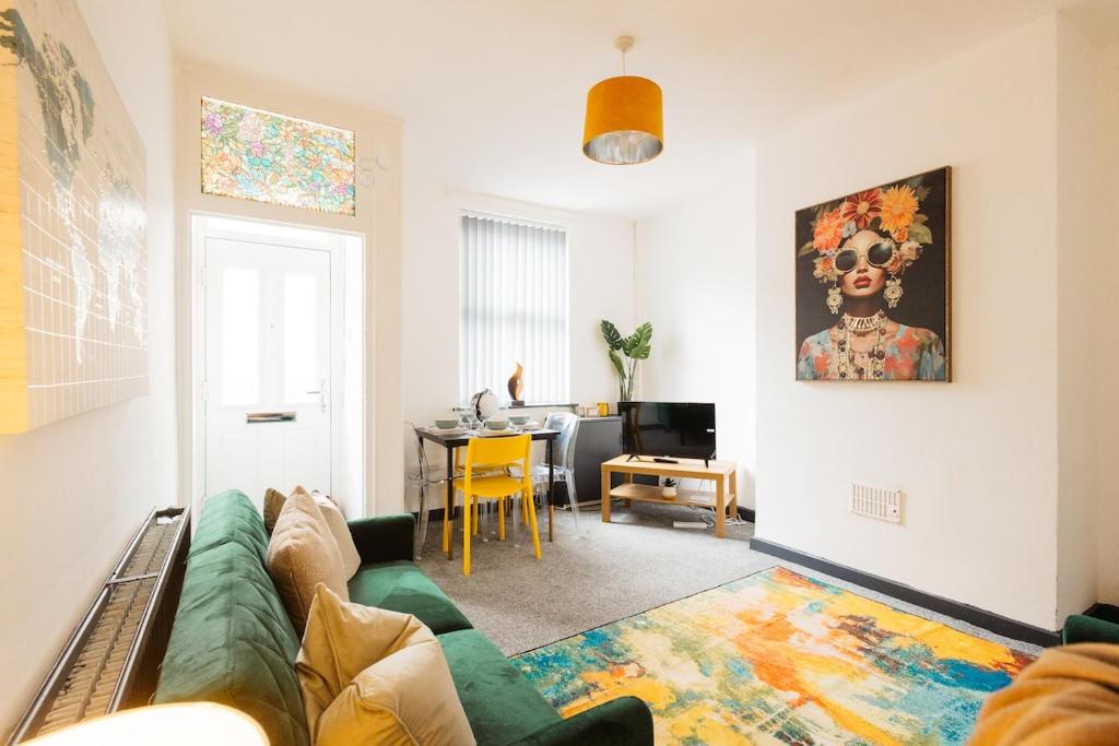 Stylish Boho Home, Contractors, 6 Beds, Garden and Free Parking, Halton