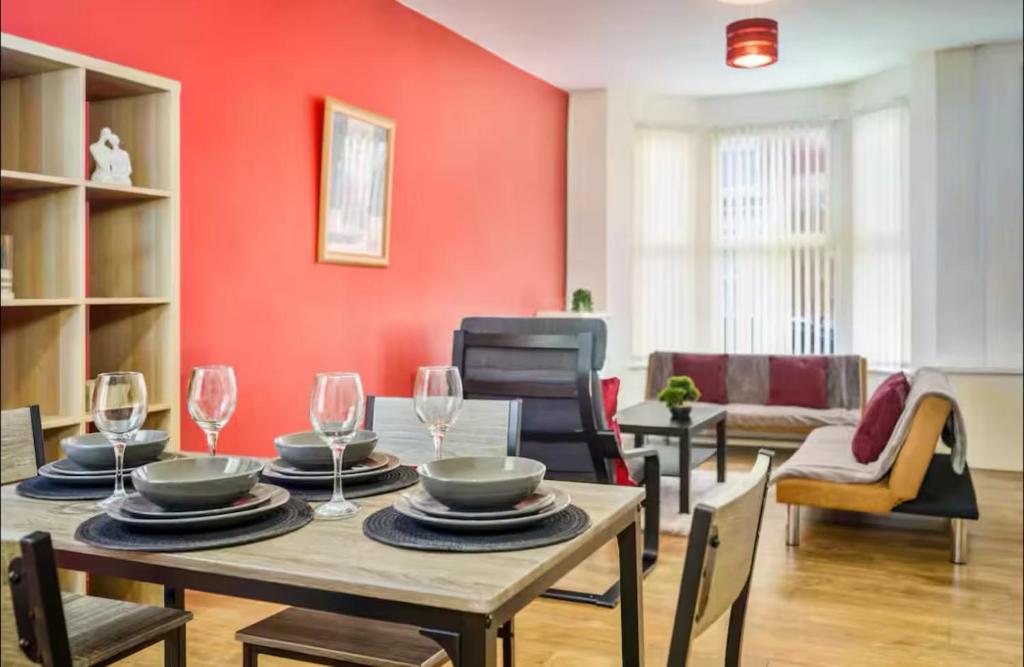 The Red Retreat, 7 Beds, Garden, Free Parking, Contractors, Fast Wifi, Smart TV, Liverpool