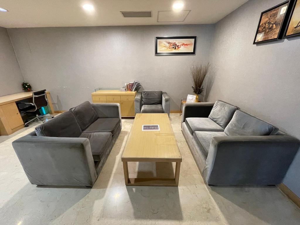 Shared lounge/TV area