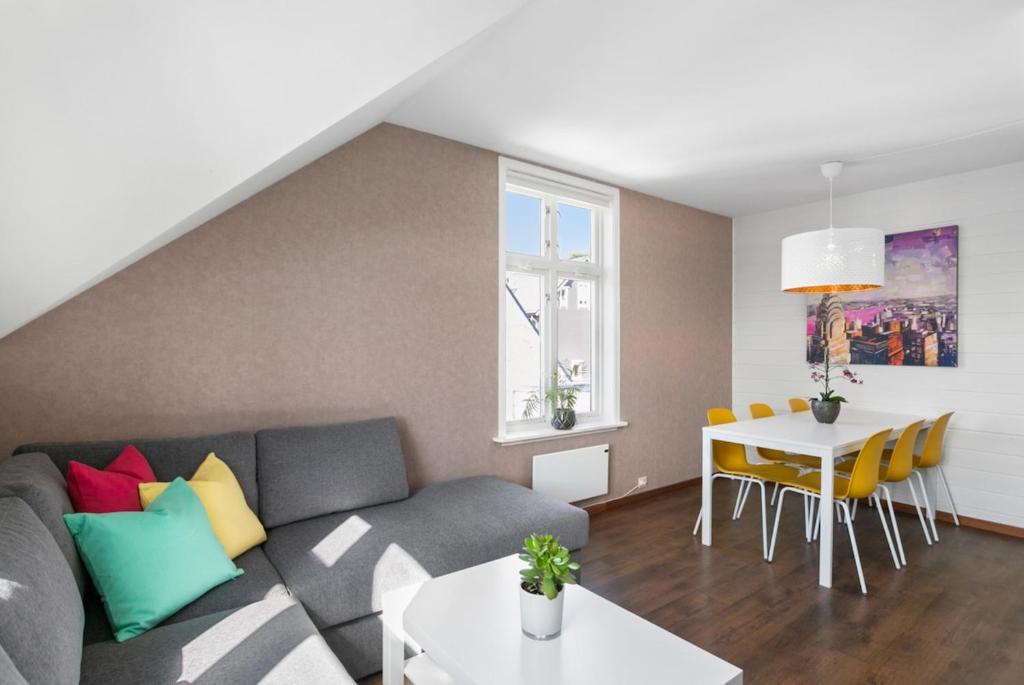 Large apartment with 5 bedrooms, 2 bathrooms and roof terrace, Ålesund