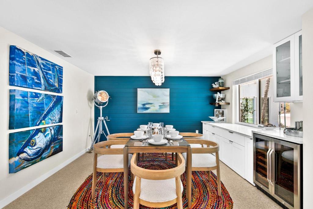 WHILE AWAY A, Holmes Beach