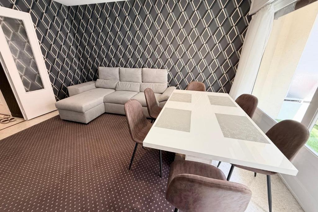 Antibes hyper center - 4 people - close to shops and beaches - 5