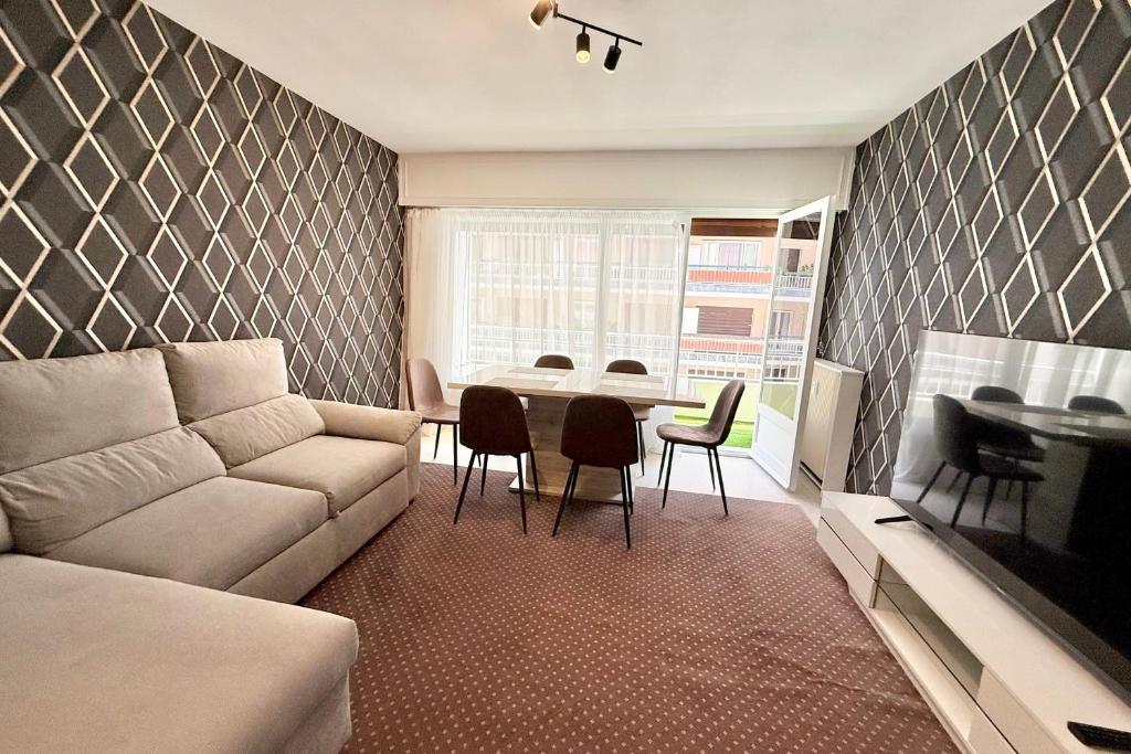 Antibes hyper center - 4 people - close to shops and beaches - 4