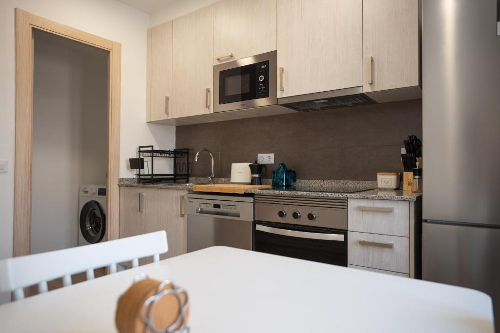 LETS HOLIDAYS Centric & Near the Sea Victoria apartment 3 - 4