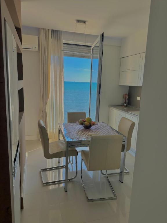 Seaside Serenity, Polisi i Vogël