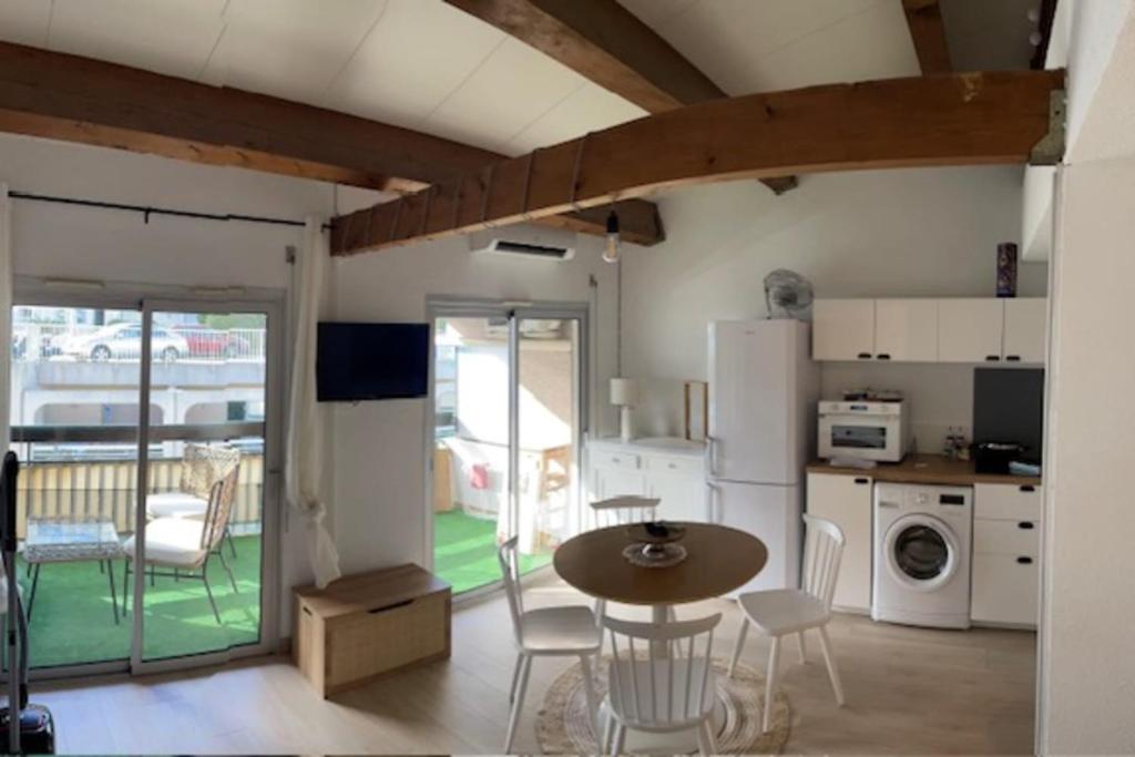 Studio with balcony at the foot of the beach, Sainte-Maxime