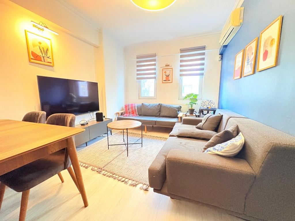 Modern Designer Flat in Cihangir, 2BA, 5Beds, AC, Lift, Istanbul