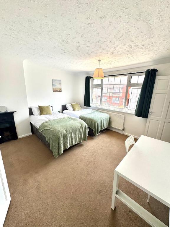 Rushden Home - Perfect for Contractors - Free Parking - Garden - Fast Wifi - Smart HD TV with Netflix, Rushden