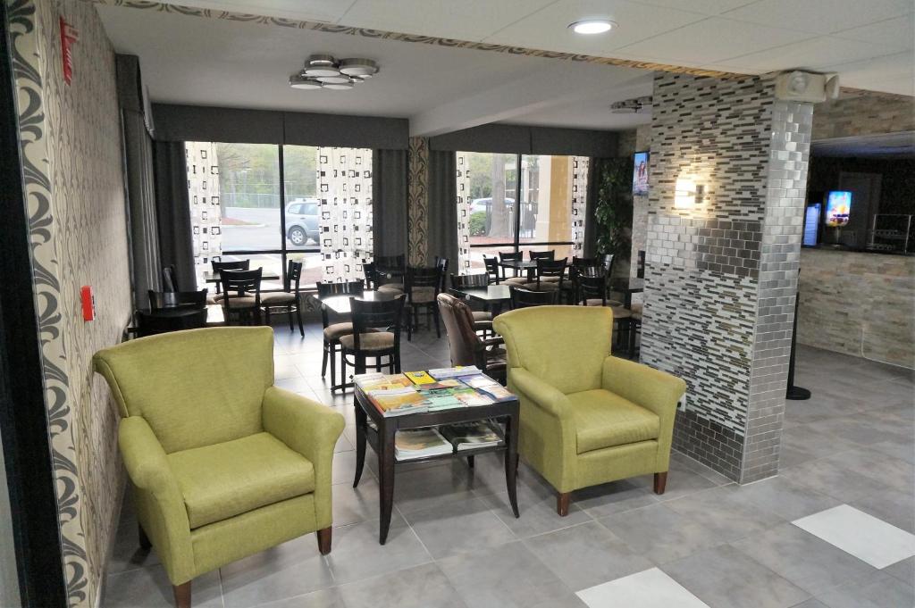 Howard Johnson by Wyndham Greensboro Near the Coliseum photo