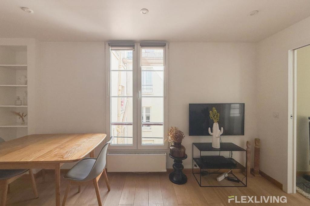 Sunny 1-Bed in Paris Marais District - 2