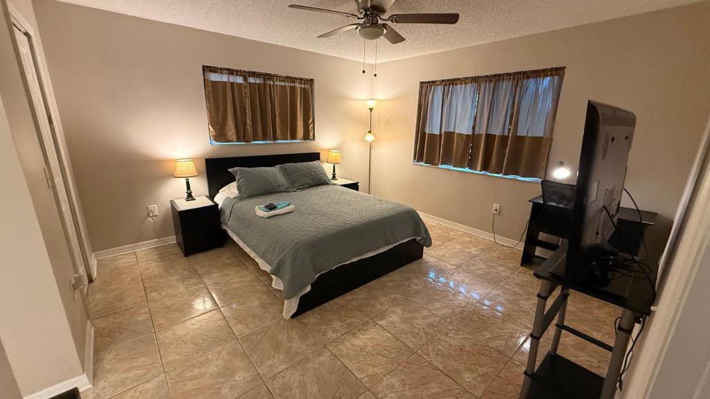 M13 Large Master Room with Private Bathroom & Smart TV, Orlando