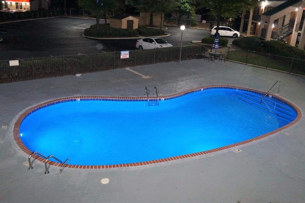 Howard Johnson by Wyndham Greensboro Near the Coliseum photo