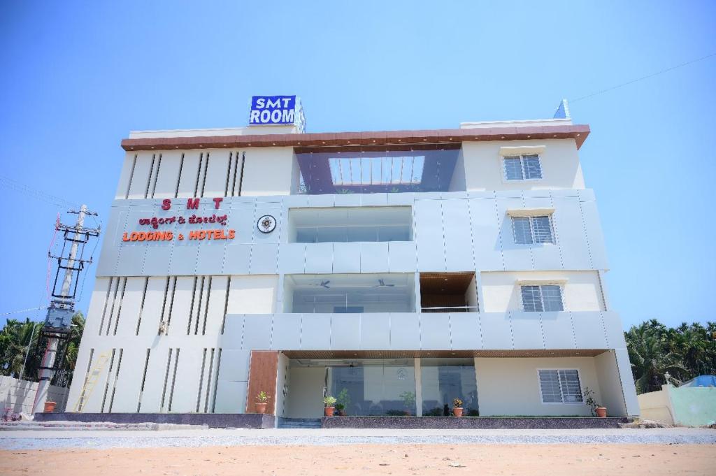 Smt Lodging and Hotels, Jāmb