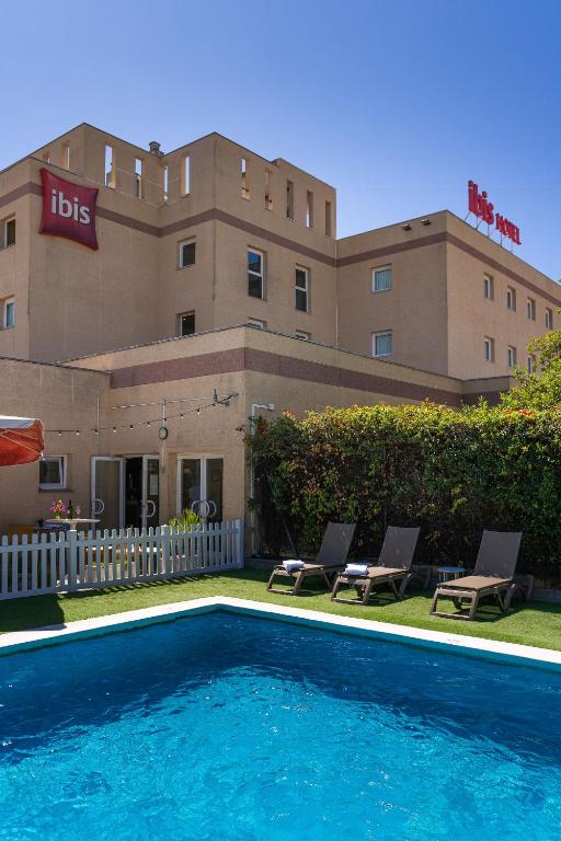 ibis Jerez de La Frontera スイミングプール