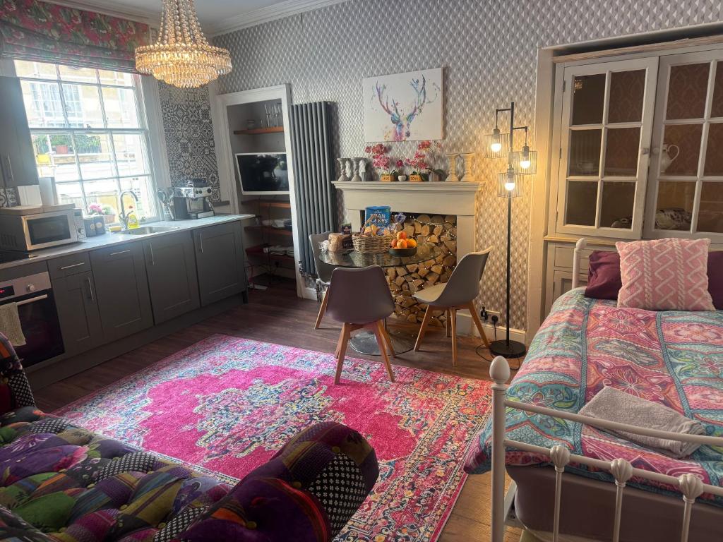 Georgian city apartment at Thomas Street double bedroom and two single trundle beds, Bath