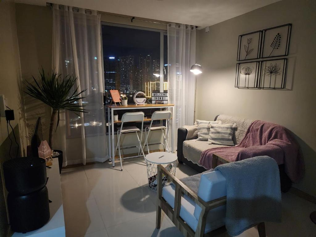 Cozy 1BR Corner with Panoramic City Skyline View, Manila