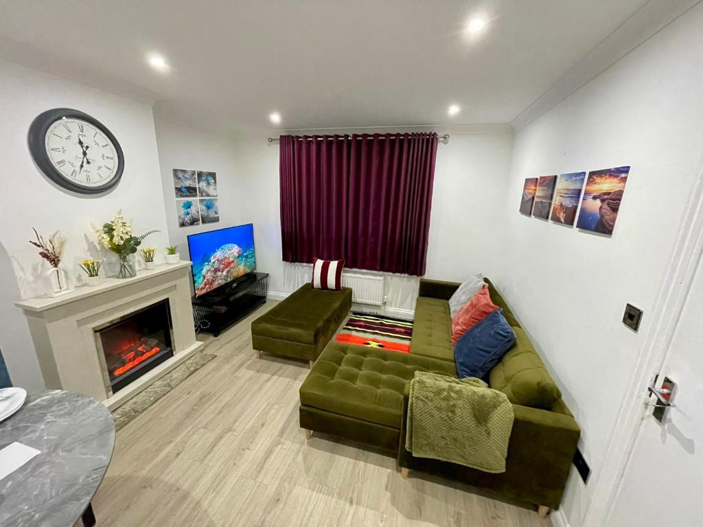 Dagenham 3-Beds Sleeps 5 12 min walk to Metro, Dagenham