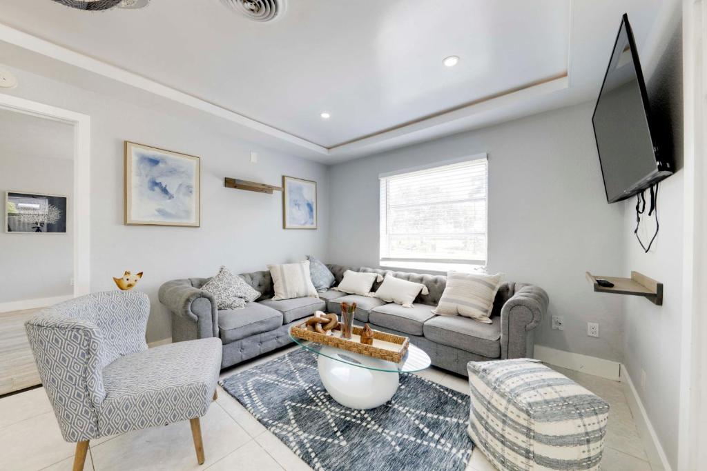 Patio and Heated Swim Spa Access Home in Hollywood, Hollywood