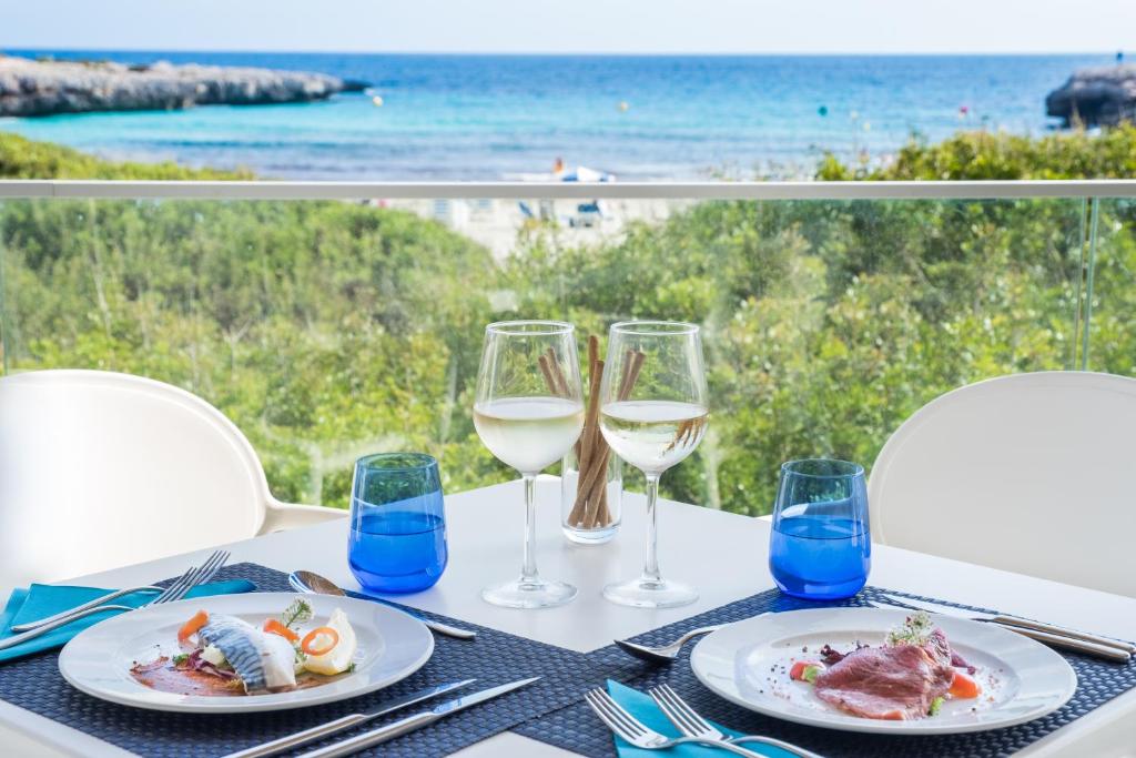 FERGUS Style Carema Beach — Restaurant & bars in Cala'n Bosch, Balearic Islands