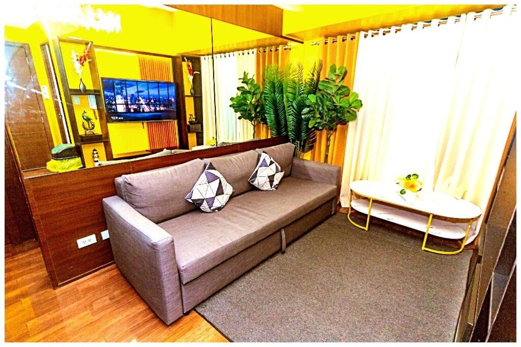 2 Bedroom Green Yellow luxury 5549 Makati 300Mb swim, Manila