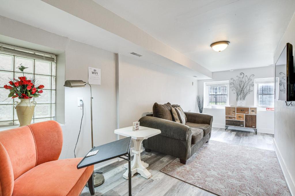 Less Than 2 Mi to UChicago Pet-Friendly Getaway with Yard, Chicago